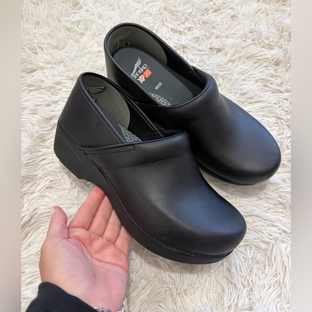 Dansko Women's XP 2.0 Black Waterproof Clogs - Size 40 US 9.5 Wide - Picture 1 of 9